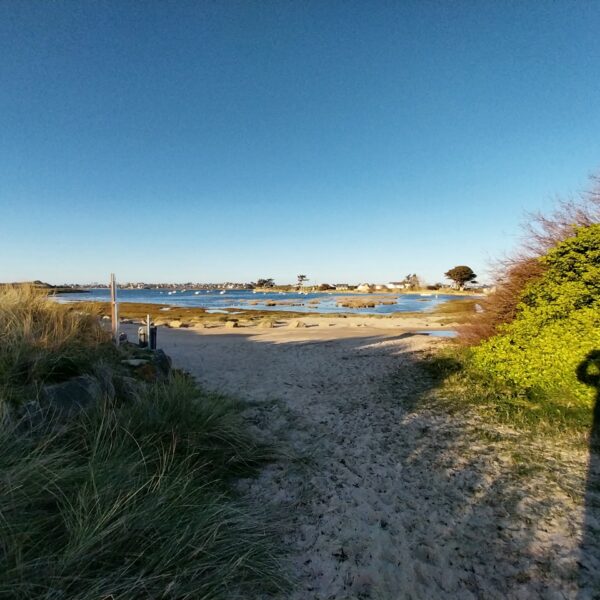 Eingang zum Strand von Touëno.