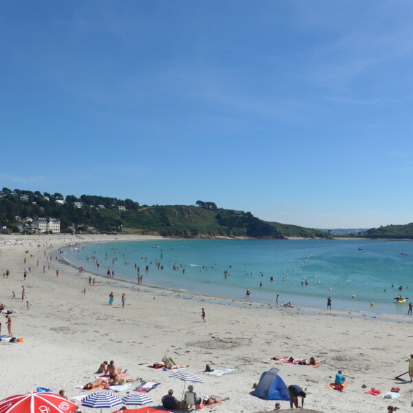 Strand von Tresmeur in der Nähe des Hafens.